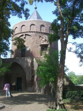 Roermond : Grote Kerkstraat, im Kirchgarten der St. Christoffelkathedraal befindet sich der Turm Rattentoren, der früher ein Teil der alten Festungsmauern der Stadt war.